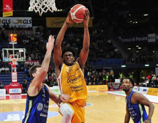 Carpegna Prosciutto Basket Pesaro vs Banco di Sardegna Sassari 82 - 107