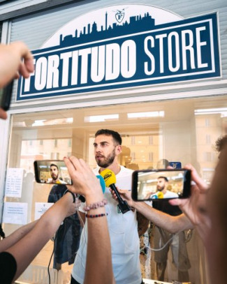 Pallacanestro Fortitudo Bologna  - Folla di tifosi  biancobl�  allo Store con Paulius Sorokas