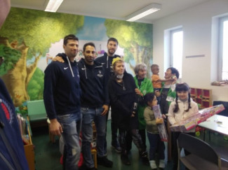 Fortitudo Pompea Bologna : La consegna delle strenne natalizie ai bambini del reparto oncologico Gozzadini