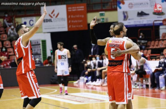 Pallacanestro 2.015 Unieuro Forlì , buona la prima: battuta Ferrara 79-68