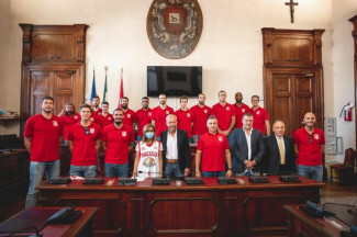 Pallacanestro Piacentina - La societ biancorossa al completo ricevuta dal sindaco Barbieri