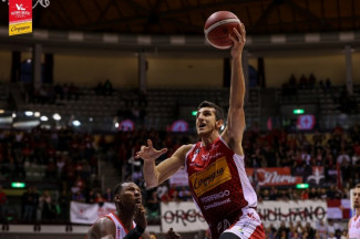 La Carpegna Prosciutto Basket Pesaro inizia il campionato con una bellissima vittoria a Trieste (74-100)!