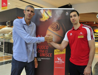 Il capitano della Carpegna Prosciutto Basket Pesaro Zach Thomas si presenta.