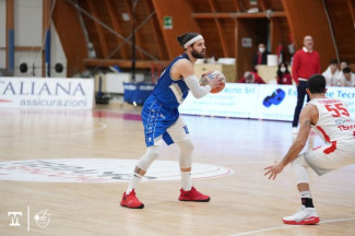 Cuore e grinta : la Janus Basket Fabriano passa a Teramo.