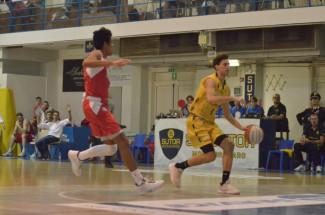 S.S.Sutor Premiata Montegranaro - Il derby si colora di giallobl, la Premiata batte Porto Sant'Elpidio .