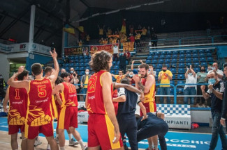 Basket Ravenna - LOraS vince a Ferrara 82-93. Il derby  giallorosso!