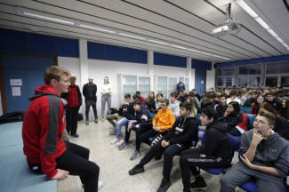 Basket Ravenna - Kaspar Treier torna sui banchi con i ragazzi dell’ITIS. “Il basket mi ha insegnato a non mollare mai”