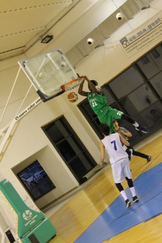 Luke Adeosun alla Santarcangiolese Basket.