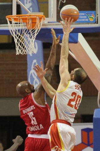Basket Ravenna - OraSì, spettacolo al Pala De Andrè. Battuta Imola 92-68