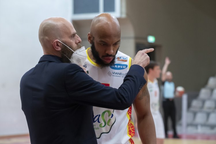 Basket Ravenna OraSì domani impegnata sul campo di Cento. Diretta tv su MS Channel alle 17