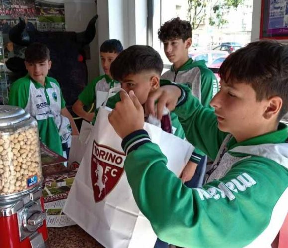 5 ragazzi dell'Osimo Stazione CD al centro sportivo 'Bacigalupo' del Torino FC