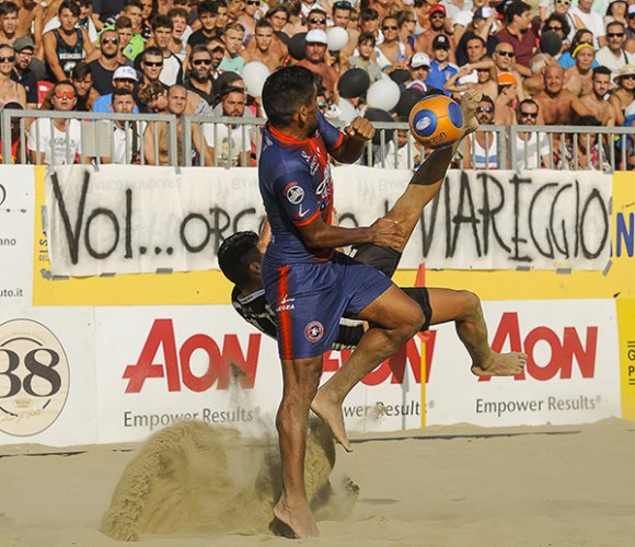 Sulla bianca spiaggia del Poetto si alza il sipario sulla Serie Aon 2018