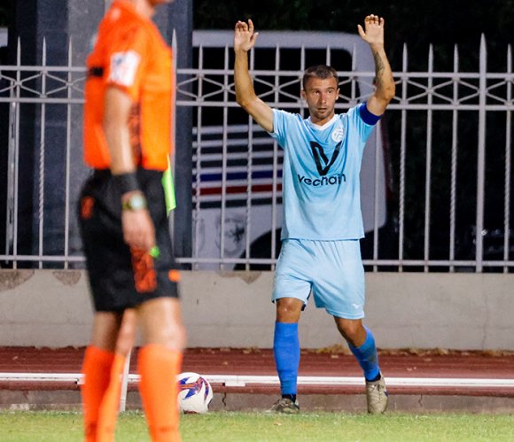 Capitan Sabba (Victor San Marino) suona la carica
