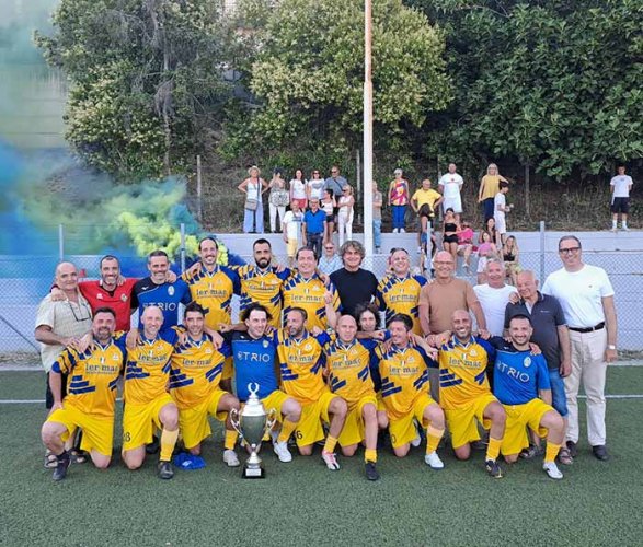 Gli allievi del Montegranaro Calcio festeggiano lo scudetto dopo 25 anni