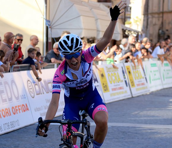 Giro delle Marche in Rosa: Dalia Muccioli in trionfo nella Amandola-Matelica