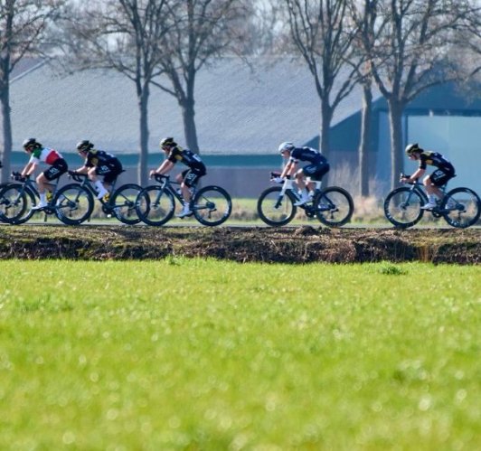 Ciclismo, la Bft Burzoni VO2 Team Pink � pronta per il debutto italiano