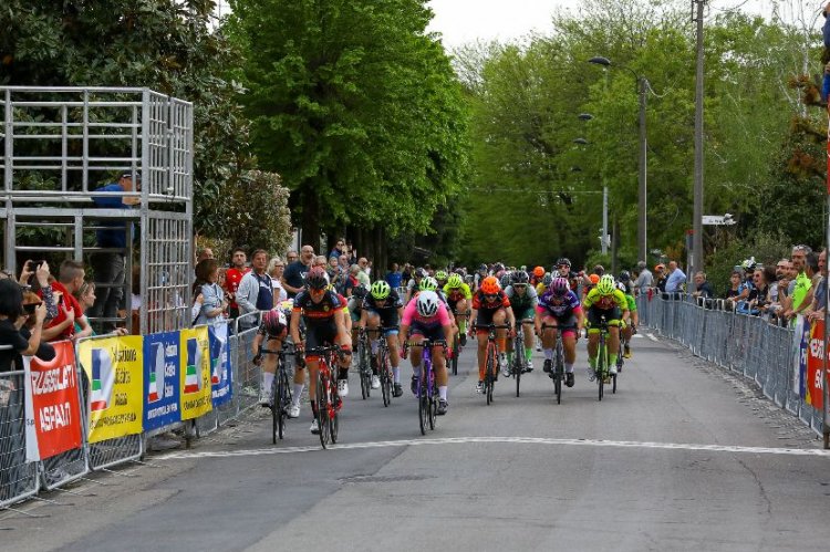 Vittoria Grassi (Bft Burzoni VO2 Team Pink) sul podio a Bianconese