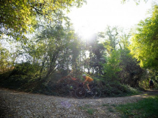 Sole, gravel e dieci merende: Gravel Gourmet 2026 porta la festa nelle Valli di Parma