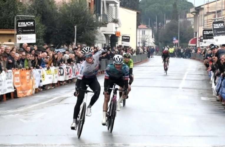 Ciclismo Pro  Mg Kvis Costruzioni e Ambiente Colors for Peace subito a segno