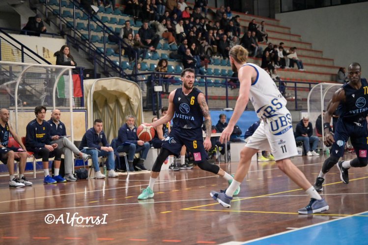 La capolista non delude ed espugna il parquet di Foligno