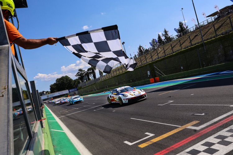 orsche Carrera Cup Italia, Delli Guanti centra la sua prima vittoria a Vallelunga