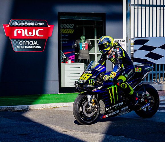 Valentino Rossi con la sua Yamaha M1 a passeggio nella Riders’ land
