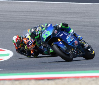 Moto2, altra doppietta tricolore: Bastianini resiste a Bezzecch