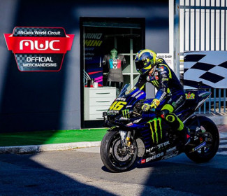 Valentino Rossi con la sua Yamaha M1 a passeggio nella Riders’ land