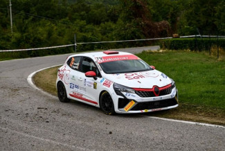 Riccardo Verbilli  riaccende il motore  della Clio in vista del RAAB