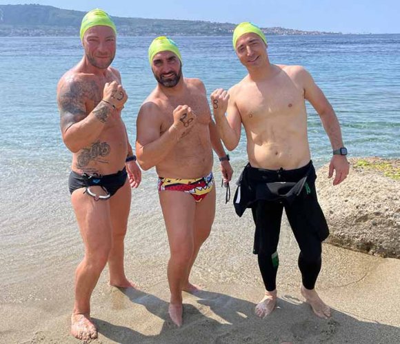 Impresa nello Stretto: tre atleti del Centro Nuoto Copparo attraversano a nuoto lo Stretto di Messina