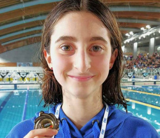 Anna Della Monica vince nei 200 rana al Campionato Italiano a Squadre Ragazze.