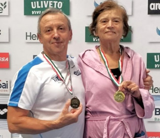 Doppio oro per Laura Rava ai campionati italiani di nuoto Master.