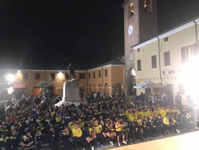 Invasione gialloblù: la Marignanese in piazza per presentarsi alla città