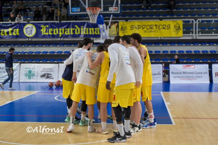 Il Basket Giovane regge un tempo, poi � Recanati show