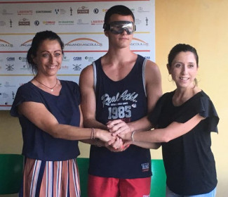 Occhiali speciali per continuare a sognare con il rugby. Pesaro Rugby vicina a Tommaso