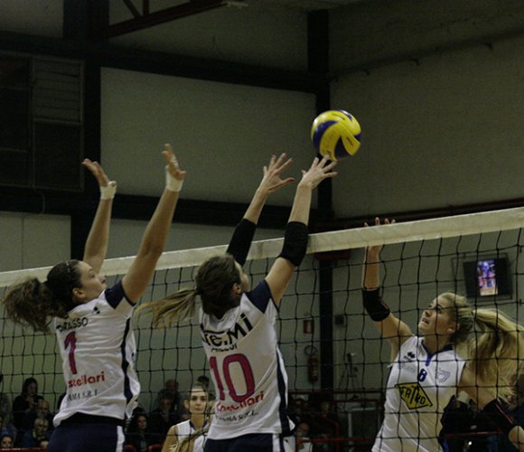 Olimpia Cmc Ravenna-Liverani Castellari Lugo 1-3 (26-24, 9-25, 18-25, 23-25)