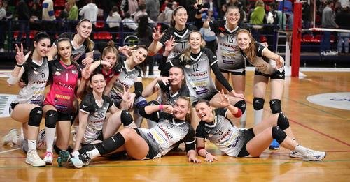 Volley Club B1 femminile, il derby è firmato Elettromeccanica Angelini Cesena