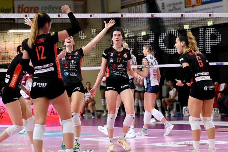 Domenica 13 (ore 17) al Fontescodella la "bella" tra CBF Balducci HR Macerata e Trento