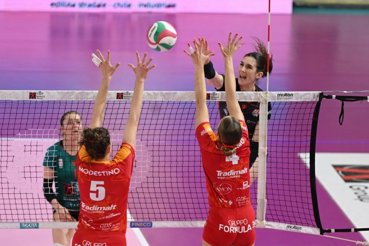 Una CBF Balducci HR Macerata  dal grande cuore fa suo il big match con Messina: 3-1 in rimonta