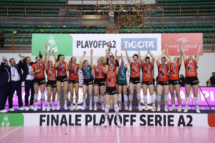 CBF Balducci HR Macerata - Domenica 27 (ore 18.30) in piazza Libert a Macerata alza la Coppa insieme alla squadra!