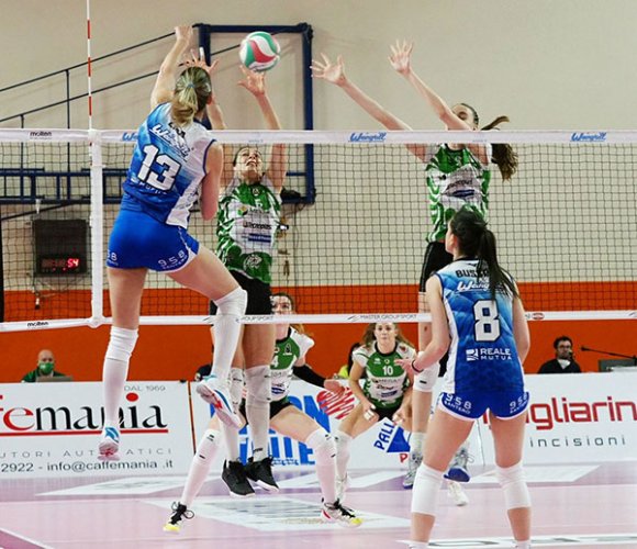CBF Balducci HR Macerata  va ko in 4 set a Costa Volpino (3-1): girone d'andata chiuso al terzo posto