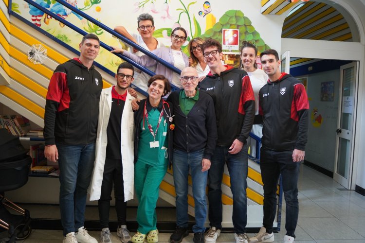 Lube in visita alla Pediatria di Macerata: abbraccio di Potke, Gargiulo e Kujundzic ai piccoli pazienti