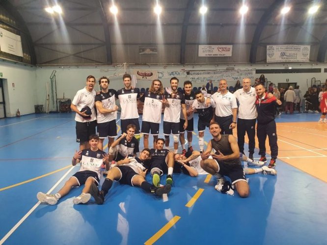 LA NEF Volley Libertas Osimo  conquista il successo  al tie - break  sul parquet della Sabini  Castelferretti