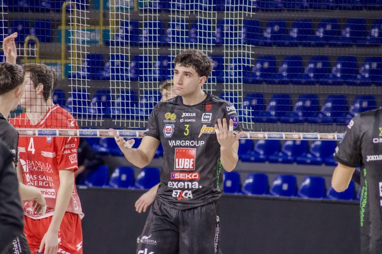 Al centro la Pallavolo Bologna sfodera il colpo Alessandro Carnevali