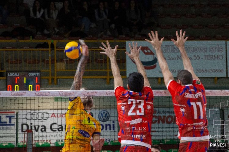 Vittoria netta per la Volley Banca Macerata, Palmi cede 3-0