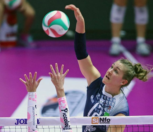 Giulia Angelina schiaccia per la Lardini Filottrano