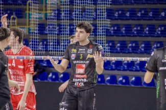 Al centro la Pallavolo Bologna sfodera il colpo Alessandro Carnevali